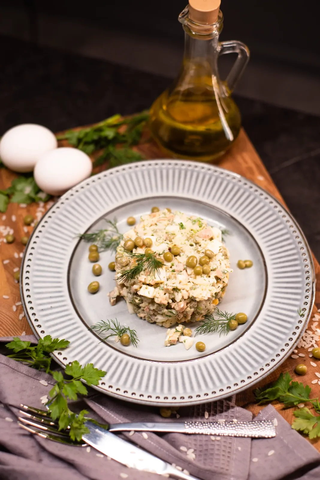 Салат из кальмара с рисом и горошком