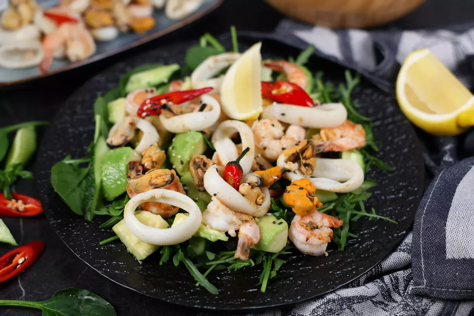 Салат с морепродуктами и зеленью
