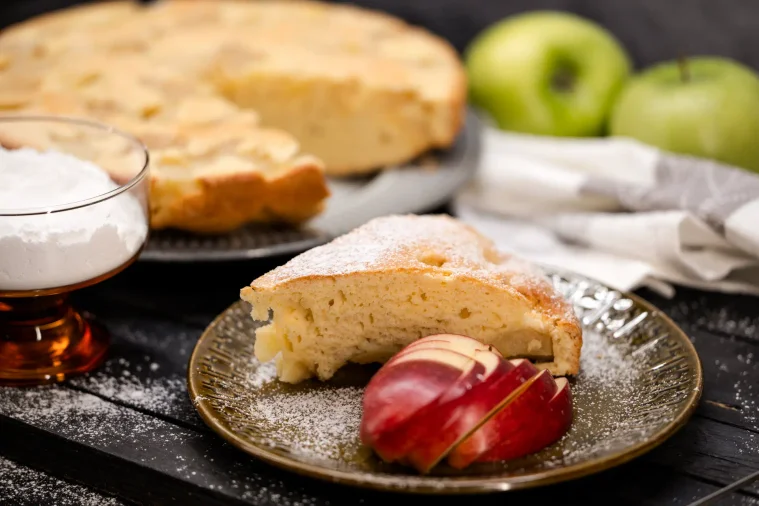 Классическая шарлотка с яблоками