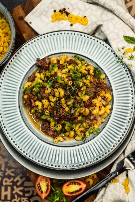Макароны по-флотски с говяжьей тушёнкой и луком