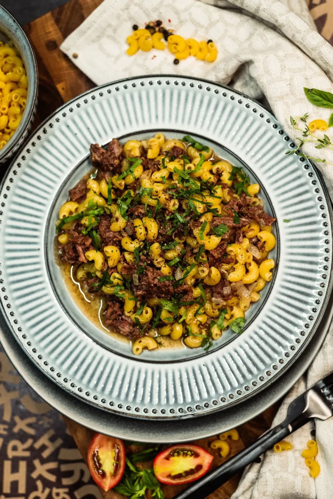 Макароны по-флотски с говяжьей тушёнкой и луком