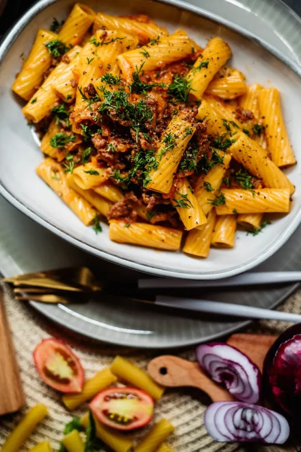 Макароны по-флотски с говядиной и томатным соусом