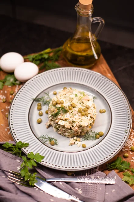 Салат из кальмара с рисом и горошком