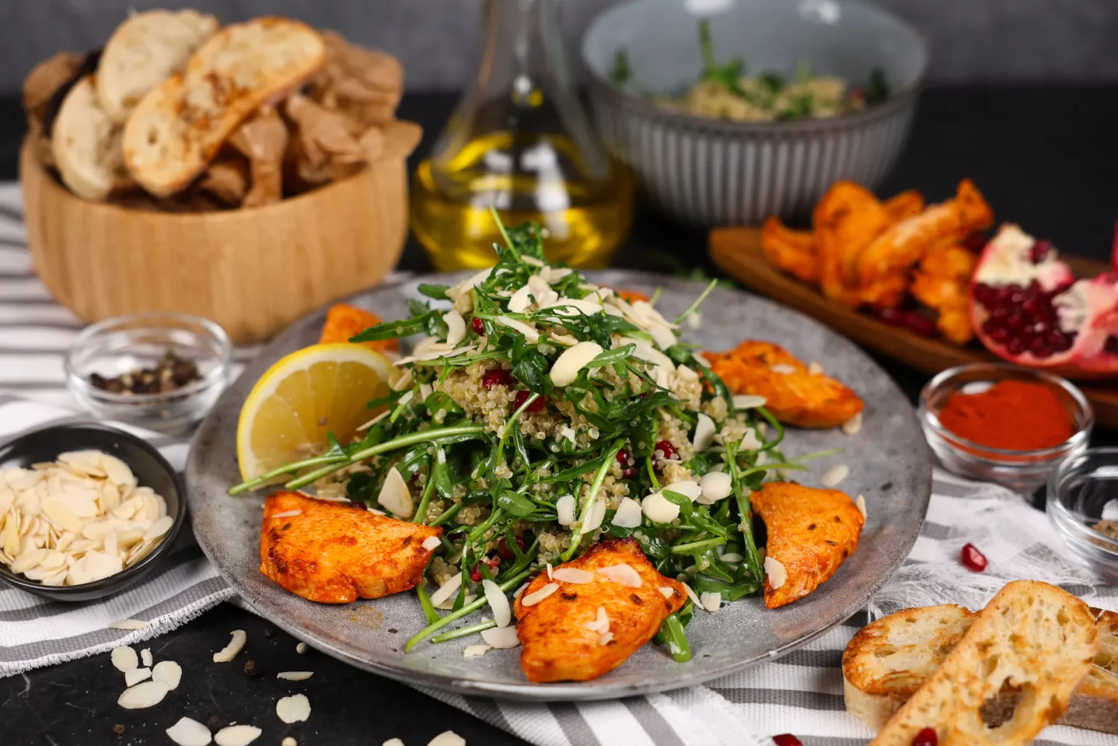 Салат с киноа, гранатом и курицей