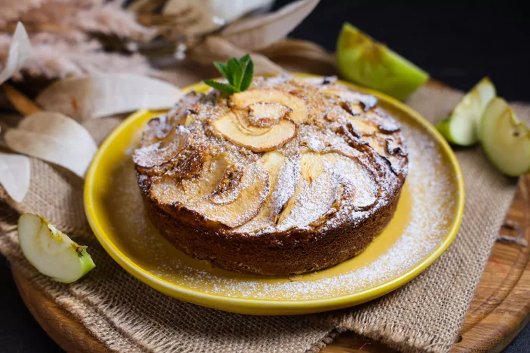 Шарлотка с корицей