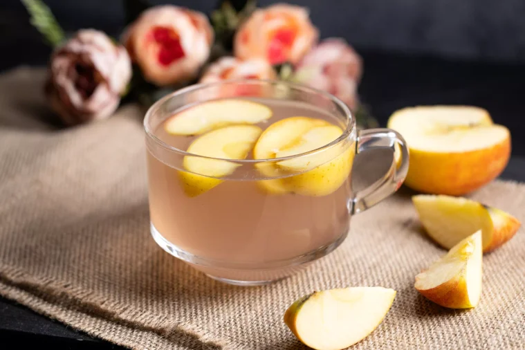 Компот из яблок с имбирем и изюмом